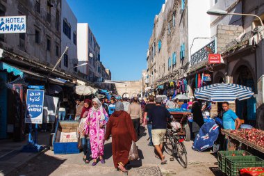Essaouira, Fas - 24 Ekim 2019: Essaouira 'da insanlar alışveriş yapıyor. Kasaba Atlantik kıyısında yer almaktadır..