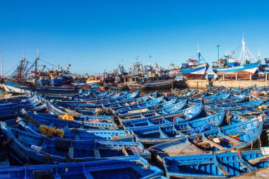 Essaouira, Fas - 24 Ekim 2019: Afrika 'daki Essaouira, Fas limanında bir sürü mavi balıkçı teknesi