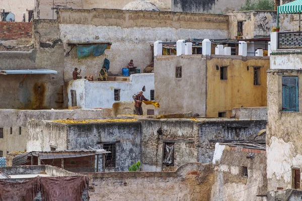 Fes Morocco October 2019 Tanneries Fes Morocco Africa Fes制革厂的旧水箱 皮革用彩色油漆 — 图库照片