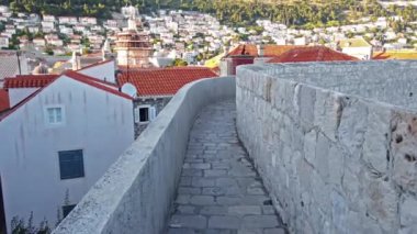 Hırvatistan 'ın Dubrovnik kentinde, Adriyatik Denizi' nin Dalmaçya kıyısındaki antik ve savunmacı şehir duvarında yürüyün.