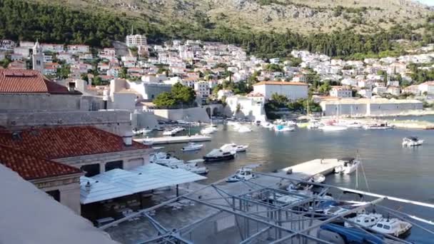 Óváros Dubrovnik Régi Kikötő Tele Van Hajókkal Porporela Móló Hullámtörő — Stock videók