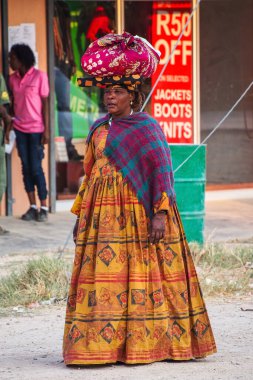 Opuwo, Namibya - Haziran 06, 2019: Opuwo 'da geleneksel giyinmiş Kahraman Kadın. Namibya. Bugün 240.000 üyeyle birlikte Bantu grubuna mensup olan Herero..