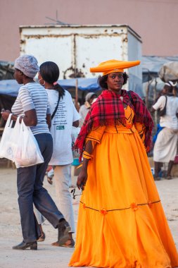 Opuwo, Namibya - Haziran 06, 2019: Opuwo 'da geleneksel giyinmiş Kahraman Kadın. Namibya. Bugün 240.000 üyeyle birlikte Bantu grubuna mensup olan Herero..