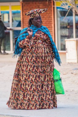 Opuwo, Namibya - Haziran 06, 2019: Opuwo 'da geleneksel giyinmiş Kahraman Kadın. Namibya. Bugün 240.000 üyeyle birlikte Bantu grubuna mensup olan Herero..