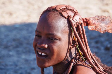 Opuwo, Namibya - Temmuz 07, 2019: Himba köyünde tipik kolye ve saç stiline sahip tanımlanamayan Himba kadını