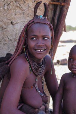 Opuwo, Namibya - Temmuz 07, 2019: Himba köyünde tipik kolye ve saç stiline sahip tanımlanamayan Himba kadını