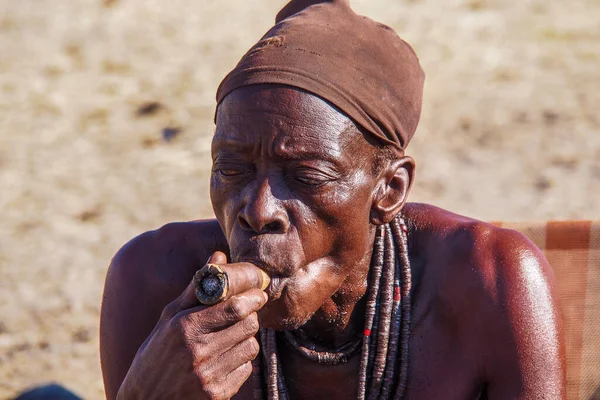 2019年7月7日 纳米比亚奥普沃 Opuwo 在纳米比亚西北部库内地区首府奥普沃 Opuwo 看到的抽烟的纳米比亚老人 — 图库照片