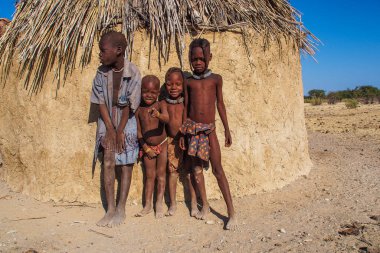 Opuwo, Namibya - Temmuz 07, 2019 Himba kabilesinin bir köyünde kimliği belirsiz genç bebekler