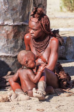 Opuwo, Namibya - Temmuz 07, 2019: Himba köyünde tipik kolye ve saç stiline sahip tanımlanamayan Himba kadını