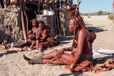 Opuwo, Namibya - Temmuz 07, 2019: Himba köyünde tipik kolye ve saç stiline sahip tanımlanamayan Himba kadınları