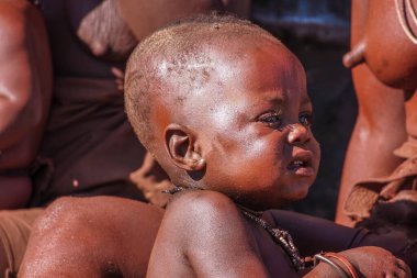 Opuwo, Namibya - Temmuz 07, 2019 Himba kabilesinin bir köyünde kimliği belirsiz bir bebek