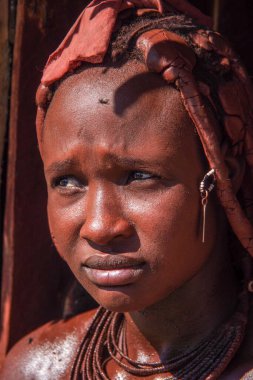 Opuwo, Namibya - Temmuz 07, 2019: Himba köyünde tipik kolye ve saç stiline sahip tanımlanamayan Himba kadını
