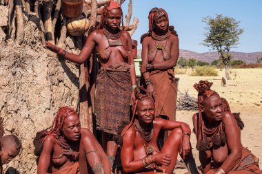 Opuwo, Namibya - Temmuz 07, 2019: Himba köyünde tipik kolye ve saç stiline sahip tanımlanamayan Himba kadınları
