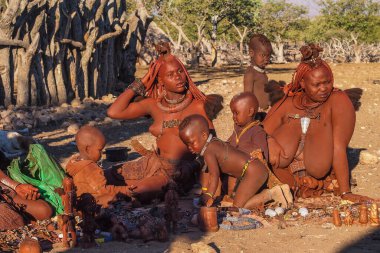 Opuwo, Namibya - Temmuz 08, 2019: Himba köyünde tipik kolye ve saç stiline sahip tanımlanamayan Himba kadını