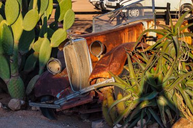 Solitaire, Namibya - 12 Temmuz 2019: Namibya 'daki Solitaire Çölü' nde terk edilmiş arabalar.