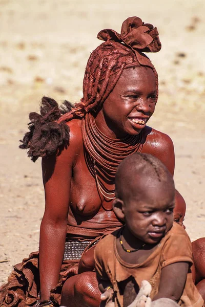 Opuwo, Namibya - Temmuz 07, 2019: Himba köyünde tipik kolye ve saç stiline sahip tanımlanamayan Himba kadını