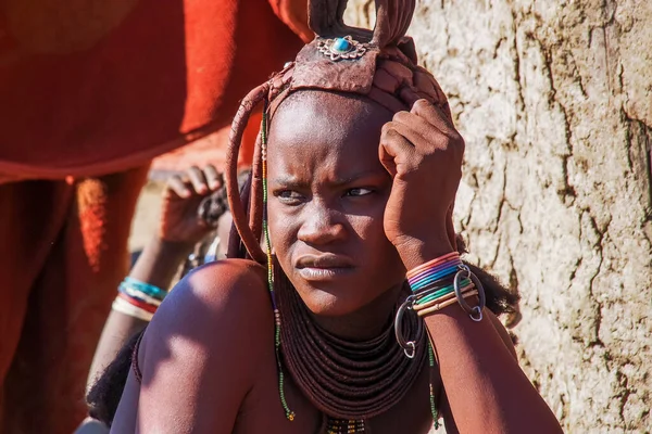 Opuwo, Namibya - Temmuz 07, 2019: Himba köyünde tipik kolye ve saç stiline sahip tanımlanamayan Himba kadını