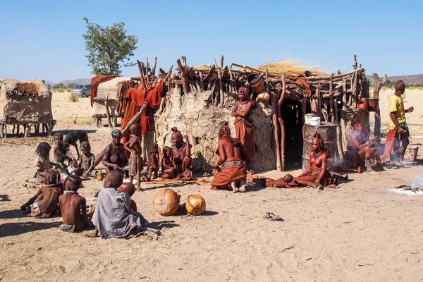 Opuwo, Namibya - Temmuz 07, 2019: Himba köyünde tipik kolye ve saç stiline sahip tanımlanamayan Himba kadınları