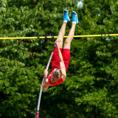 Regensburg, Almanya - 20 Temmuz 2019: Bavyera Atletizm Şampiyonası sırıkla atlama yarışı