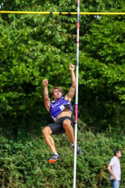 Regensburg, Almanya - 20 Temmuz 2019: Bavyera Atletizm Şampiyonası sırıkla atlama yarışı