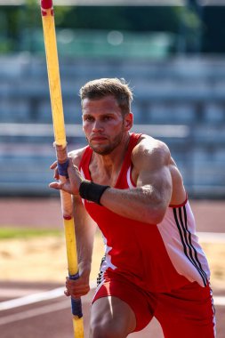 Regensburg, Almanya - 20 Temmuz 2019: Bavyera Atletizm Şampiyonası sırıkla atlama yarışı