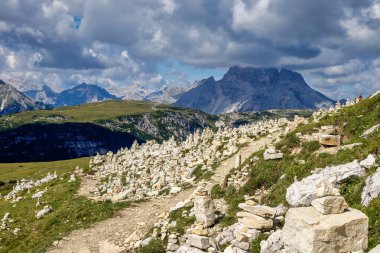 Lavaredo 'nun üç zirvesi olan Tre Cime di Lavaredo' nun kuzeydoğu İtalya 'nın Sexten Dolomitleri' nden görüntüler..