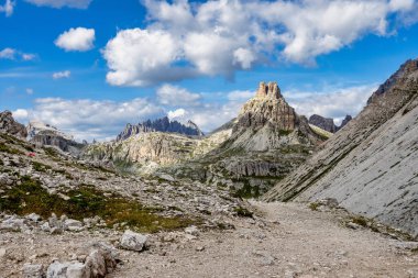 Lavaredo 'nun üç zirvesi olan Tre Cime di Lavaredo' nun kuzeydoğu İtalya 'nın Sexten Dolomitleri' nden görüntüler..