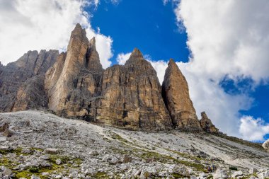 Lavaredo 'nun üç zirvesi olan Tre Cime di Lavaredo' nun kuzeydoğu İtalya 'nın Sexten Dolomitleri' nden görüntüler..