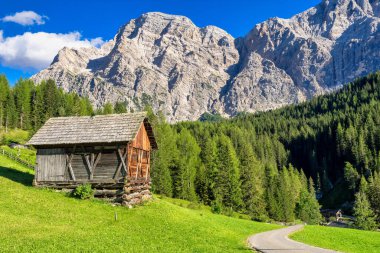 Doğu Dolomitlerdeki Sasso di Santa Croce 'un batılı yüzü Badia vadisine bakan 900 metrelik dikey duvar, Güney Tyrol, İtalya