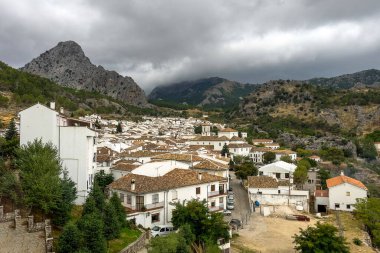 Grazalema 'nın manzarası, İspanya' nın Endülüs eyaletinin Cadiz ilçesine bağlı beyaz köylerin yolu üzerindeki köy.