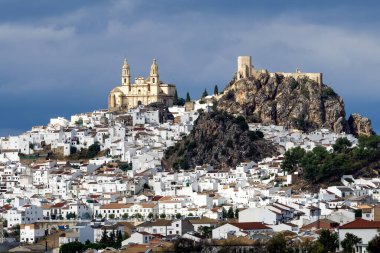 İspanya 'nın en güzel beyaz köylerinden biri olan Olvera köyü, Endülüs' ün Pueblos Blancos 'u. Kırsal bir kale ve beyazlatılmış köye bakan neoklasik bir katedral içerir..