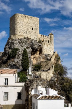 İspanya 'nın en güzel beyaz köylerinden biri olan Olvera köyü, Endülüs' ün Pueblos Blancos 'u. Kırsal bir kale ve beyazlatılmış köye bakan neoklasik bir katedral içerir..