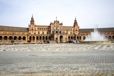 Ünlü Plaza de Espana. İspanya 'nın eski ama görkemli Sevilla meydanı. Eşsiz bozkır mimarisi. 1929 'da yapılmış, toplam 50.000 metrekarelik bir alanı olan kocaman bir yarım daire.