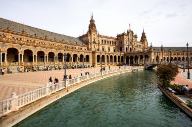 Ünlü Plaza de Espana. İspanya 'nın eski ama görkemli Sevilla meydanı. Eşsiz bozkır mimarisi. 1929 'da yapılmış, toplam 50.000 metrekarelik bir alanı olan kocaman bir yarım daire.