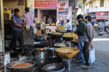 Udaipur, Hindistan - Ocak 03, 2020: Udaipur Rajasthan, Hindistan 'da geleneksel Hint sokak pazarı