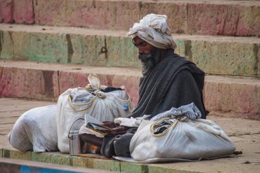 Varanasi, Hindistan - 23 Aralık 2019: Sadhu Varanasi 'deki ghatlarda, Uttar Pradesh, Hindistan' daki sofu kutsal adamlar