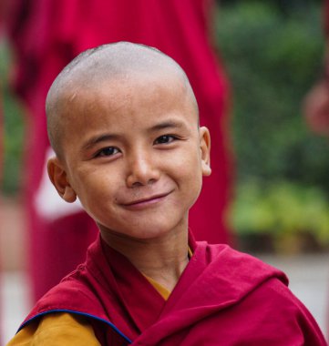 Varanasi, Hindistan - 25 Aralık 2019: Turuncu cüppeli Budist keşişler grubu, Uttar Pradesh India