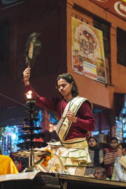 Varanasi, Hindistan - 25 Aralık 2019: Varanasi Uttar Pradesh Hindistan 'daki Dashashwamedh Ghat' ta Ganga Aarti