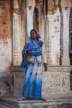 Nawalgarh, Hindistan - 28 Aralık 2019: Geleneksel sari giymiş kadın Nawalgarh 'da bir Rajasthan havellisinin önünde duruyor