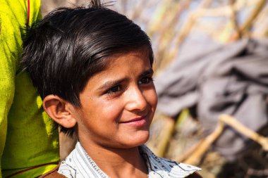 Jaisalmer, Hindistan - 30 Aralık 2019: Jaisalmer, Rajasthan pamuk tarlalarında çalışan şanslı çocuk