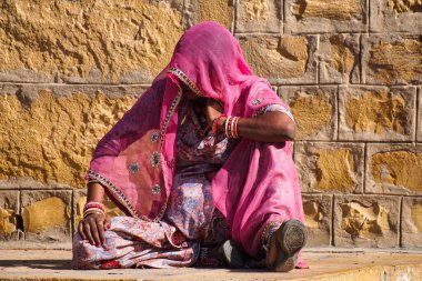 Jaisalmer, Hindistan - 31 Aralık 2019: Hindistan Rajasthani halkı Jaisalmer, Rajasthan sokaklarında ulusal giysiler içinde