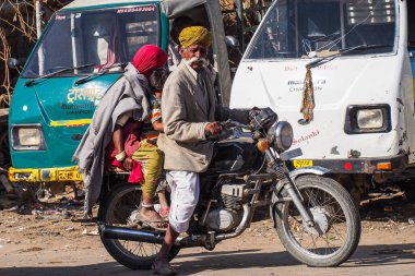 Jaisalmer, Hindistan - 31 Aralık 2019: Jaisalmer, Rajasthan sokaklarında motosikletli Hintli Rajasthani halkı