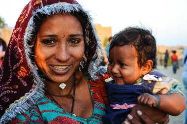 Jaisalmer, Hindistan - 31 Aralık 2019: Rajasthani çingene kadın geleneksel kabile kıyafeti ve mücevheri