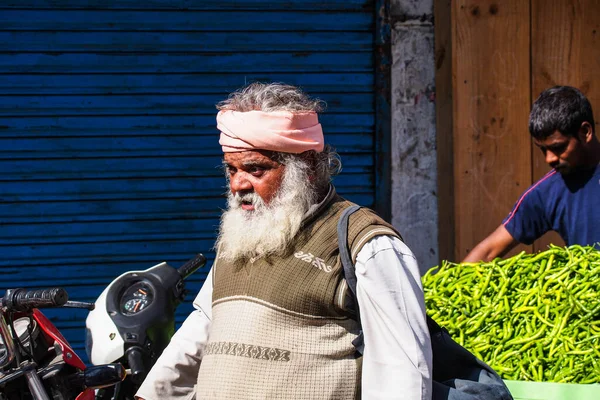 Udaipur, Hindistan - Ocak 03, 2020: Udaipur Rajasthan, Hindistan 'da geleneksel Hint sokak pazarı