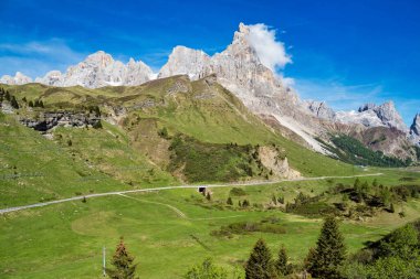 Solgun di San Martino sıradağları manzarası. Passo Rolle, Trentino Alto Adige. İtalyan Dolomitler, İtalya