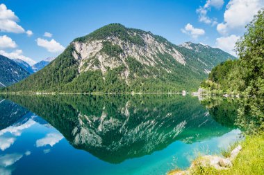 Avusturya Alplerindeki Plansee Gölü Sonbaharda bir gün.