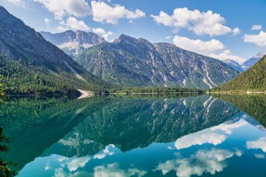 Avusturya Alplerindeki Plansee Gölü Sonbaharda bir gün.