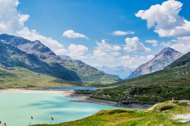 Bernina Ekspres treni Ospizio Bernina 'daki Beyaz Göl' de, yukarı Engadin, Graubuenden, Grisons, İsviçre.