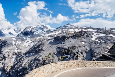 İtalya, Stelvio Ulusal Parkı. Ortler Alpleri 'ndeki Stelvio Geçidi' ne giden ünlü yol. Alp manzarası.