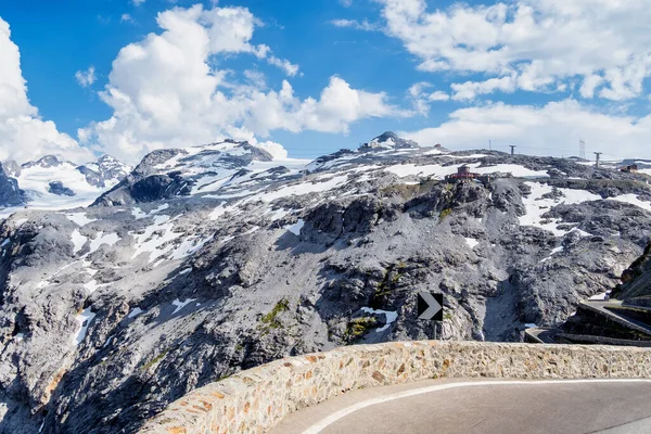 İtalya, Stelvio Ulusal Parkı. Ortler Alpleri 'ndeki Stelvio Geçidi' ne giden ünlü yol. Alp manzarası.
